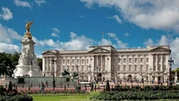 1. Istana Buckingham - InggrisIstana Buckingham atau Buckingham Palace merupakan rumah termahal di dunia. Walaupun tidak dijual, namun jika dijual harganya mencapai sekitar US$ 4,9 miliar atau Rp 73,7 triliun (kurs Rp 15.041). Di dalamnya terdapat 240 kamar, 188 kamar untuk staf, 52 kamar anggota kerajaan dan tamu. Selain itu, ada kolam renang dan ruang operasi. Istana ini merupakan rumah bagi anggota kerajaan Inggris dan terbuka untuk umum (dipandu oleh guide). Rumah ini memiliki 775 ruangan, termasuk 19 ruangan untuk kegiatan kenegaraan, 92 kantor, dan 78 kamar mandi. Buckingham Palace berdiri di lahan seluas 77.000 meter persegi.Foto: Via Luxe Media  