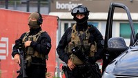 Polisi khusus Prancis, Recherche Assistance Intervention Dissuasion (RAID) disiagakan di Lille, Prancis, Sabtu (1/7/2023).  