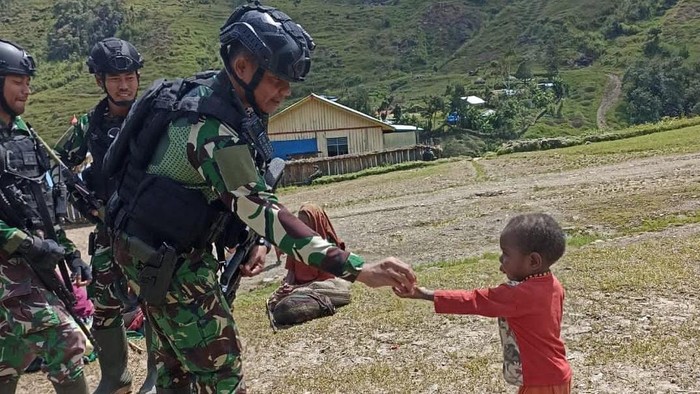 Satgas Yonif PR 433/JS menyapa masyarakat di Distrik Mbua, Kabupaten Nduga, Provinsi Papua Pegunungan.