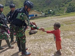 Satgas Yonif PR 433/JS Jaga Teritorial di Distrik Mbua, Jamin Keamanan Warga