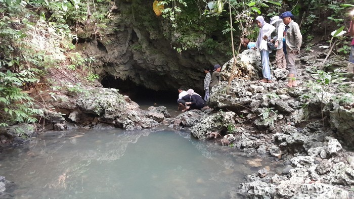 Sejumlah pengunjung menyeka muka di Cirengganis Cagar Alam Pangandaran.