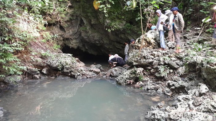 Sejumlah pengunjung menyeka muka di Cirengganis Cagar Alam Pangandaran.