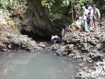 Gua di Pangandaran Punya Mata Air yang Bikin Awet Muda