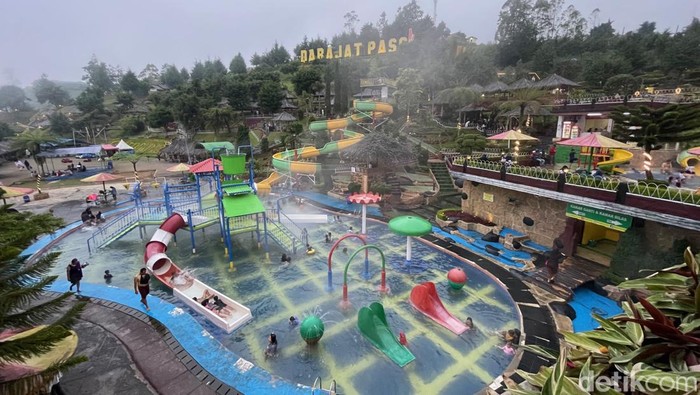 Kalau Jepang punya Onsen, Garut juga tak mau kalah. Garut punya Darajat Pass yang bisa dipakai buat berendam air panas. Begini sensasinya, Minggu (2/7/2023).