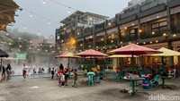 Fasilitasnya lainnya juga cukup lengkap seperti toilet, lahan parkir, food court, spot foto dan beberapa penginapan.  