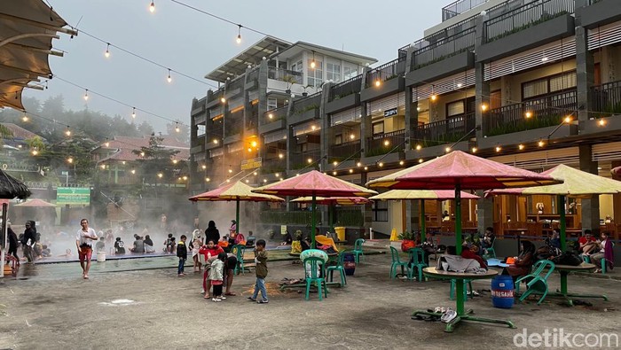Kalau Jepang punya Onsen, Garut juga tak mau kalah. Garut punya Darajat Pass yang bisa dipakai buat berendam air panas. Begini sensasinya, Minggu (2/7/2023).