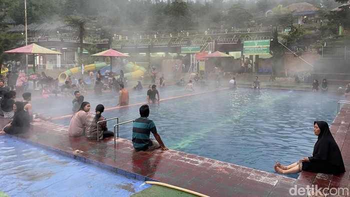 Kalau Jepang punya Onsen, Garut juga tak mau kalah. Garut punya Darajat Pass yang bisa dipakai buat berendam air panas. Begini sensasinya, Minggu (2/7/2023).