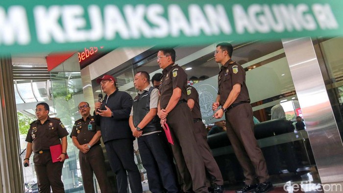 Menpora Dito Ariotedjo memberikan keterangan usai diperiksa Kejagung sebagai saksi kasus korupsi BTS Kominfo. Dito diperiksa selama dua jam.