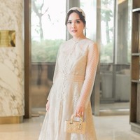 Gaya elegan dan glamor bisa ditonjolkan dengan gaun panjang bernuansa nude untuk acara pesta formal maupun semi-cocktail. Jika enggan memadukan dengan warna cerah, pilih busana yang sarat akan detail dan permainan tekstur, misalnya lace, brokat atau bordiran pada kain. Foto: Instagram/@shandyaulia