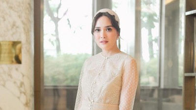 5 Inspirasi Pakai Baju Warna Nude a la Shandy Aulia Agar Tak Membosankan