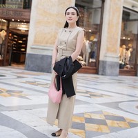 Terusan warna krem membuatmu terlihat lebih chic dan sophisticated dengan padanan blazer hitam. Berikan percikan warna pink pada aksesori seperti tas atau sepatu. Jangan lupakan juga perhiasan anting atau gelang sebagai statement gaya. Foto: Instagram/@shandyaulia