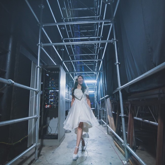 Setelah tampil di Summer Festival, Shani beralih ke Instagram untuk menyapa para fans. Dalam unggahan Insta Story, wanita tersebut mengkonfirmasi mengenai kabar kelulusan sekaligus mengungkap rasa terima kasih kepada fans dan staff. Foto: Instagram @jkt48shani