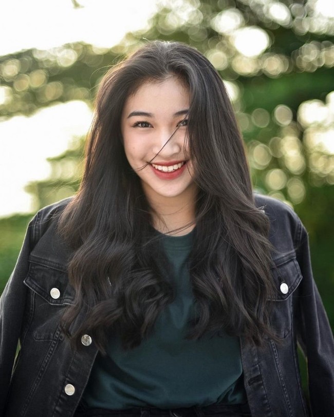 Shani JKT48 pertama kali bicara mengenai kelulusannya dalam Summer Festival pada Minggu, (2/7/2023) lalu. Dalam pengumumannya, wanita 24 tahun tersebut mengungkap pesan haru kepada lebih dari 3.500 penggemar di Tennis Outdoor Senayan. Foto: Instagram @jkt48shani