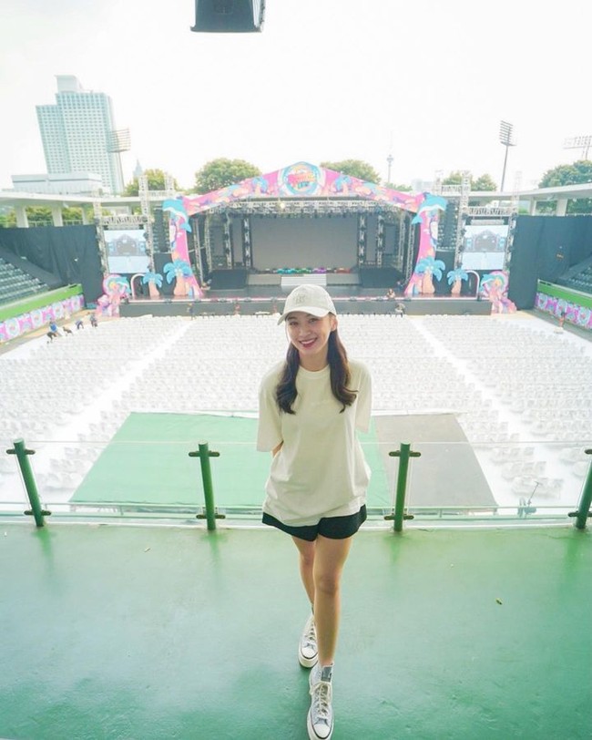 Begini pose haru sekaligus bangga Shani JKT48 di hari mengumumkan kelulusan. Its my turn, tulisnya.Foto: Instagram @jkt48shani