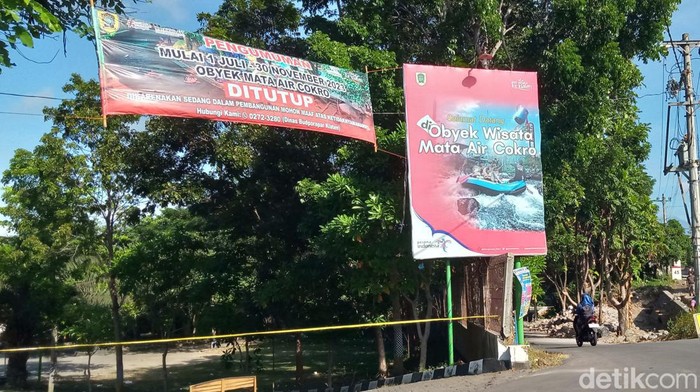 Spanduk berisi pengumuman enutupan Umbul Cokro Klaten, Senin 3/7/2023).