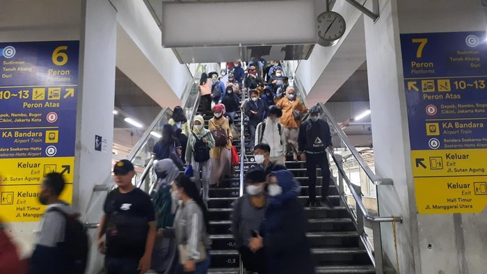 Stasiun Manggarai Kembali Dipadati Penumpang