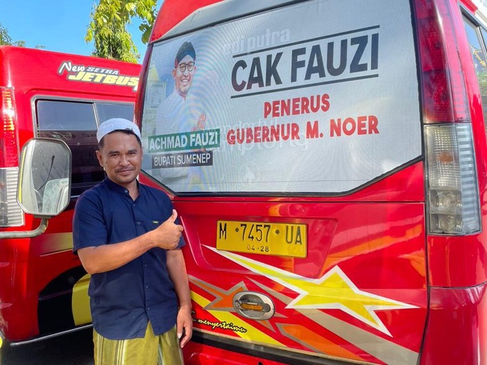 Stiker ‘Cak Fauzi Penerus Gubernur M. Noer’ Wara-wiri di Angkot Jatim.