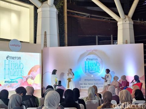 Suasana acara Emeron Hijab Hunt 2023, dipandu oleh kakak beradik Arafah Rianti dan Halda Rianta.