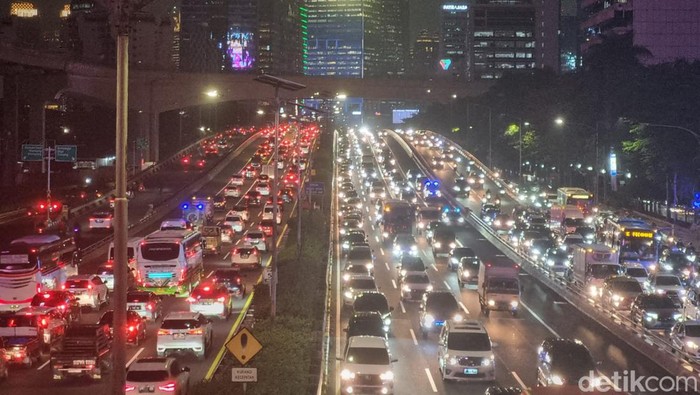 Suasana lalin Pancoran arah Senayan, Senin (3/7/2023) di jam pulang kerja.