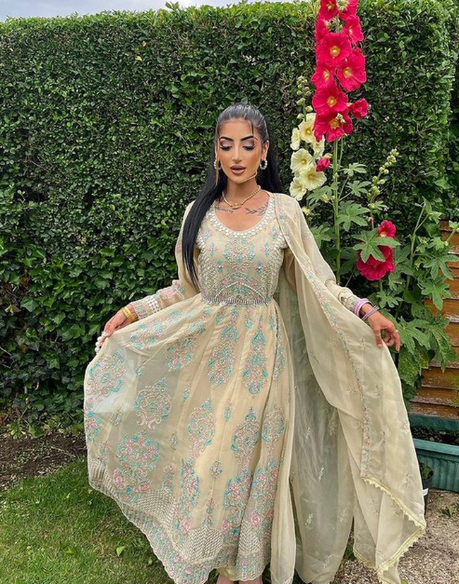 Sumaira sendiri diketahui seorang muslim. Baru-baru ini dia juga ikut merayakan Idul Adha. Foto: dok. Instagram/@sumzz.beauty