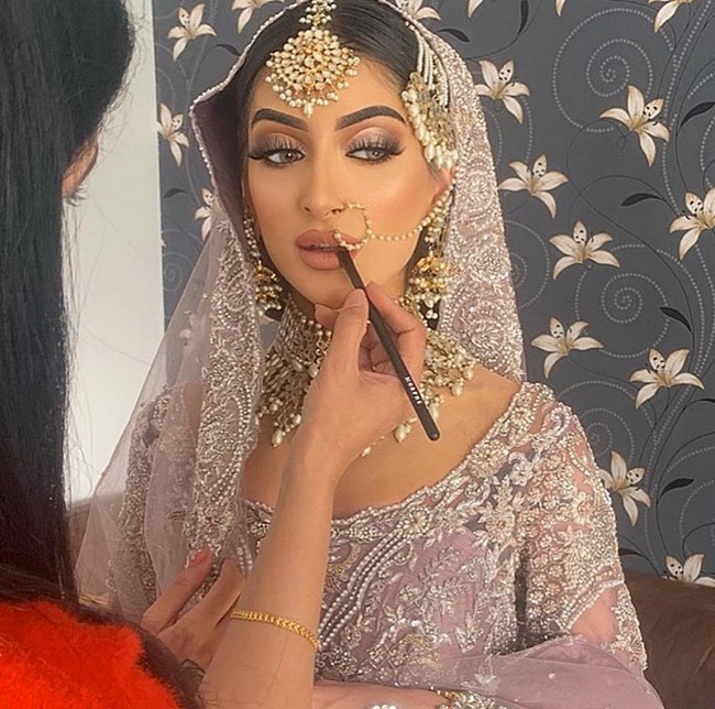 Seperti dikutip The Sun, Sumaira mengatakan bahwa Amir Khan mencoba mengubunginya lagi di awal Juni dan mengajaknya ke klub malam. Sang model menolaknya karena curiga dengan Amir yang punya intensi lain terhadapnya. Foto: dok. Instagram/@sumzz.beauty