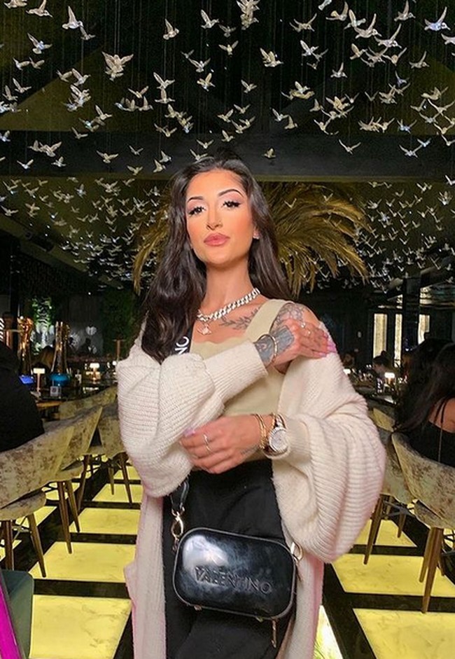 Model keturunan India yang tinggal London itu memiliki tato di area dada bagian atas. Foto: dok. Instagram/@sumzz.beauty