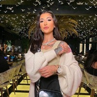 Model keturunan India yang tinggal London itu memiliki tato di area dada bagian atas. Foto: dok. Instagram/@sumzz.beauty