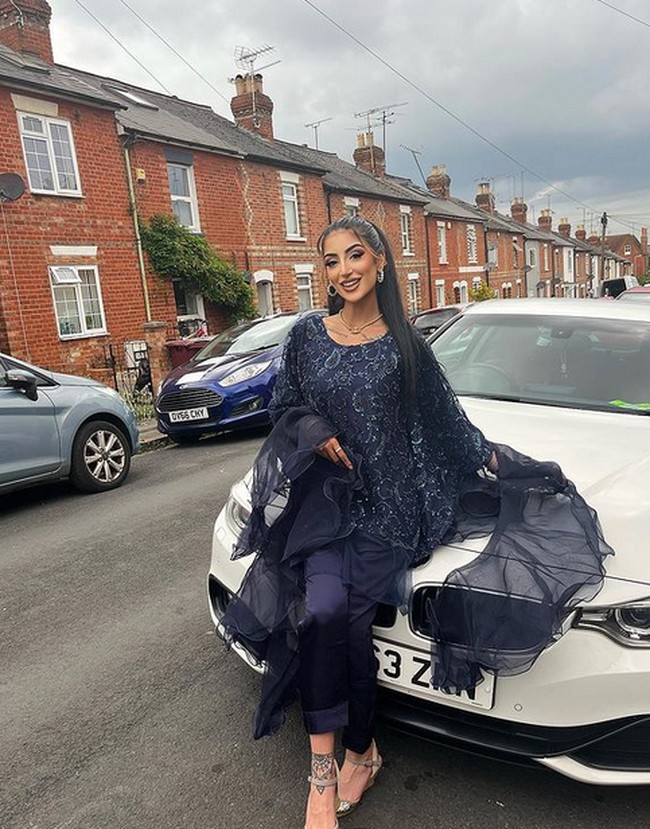 Setelah berkomentar tato, obrolan keduanya semakin intim. Sumaira kemudian mengirimkan foto dengan pakaian lengkap ke Amir Khan. Namun mantan petinju 36 tahun itu meminta Sumaira untuk mengirimkan foto yang lebih seksi lagi. Foto: dok. Instagram/@sumzz.beauty