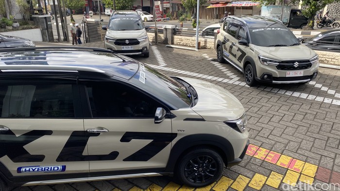 Suzuki XL7 Hybrid.