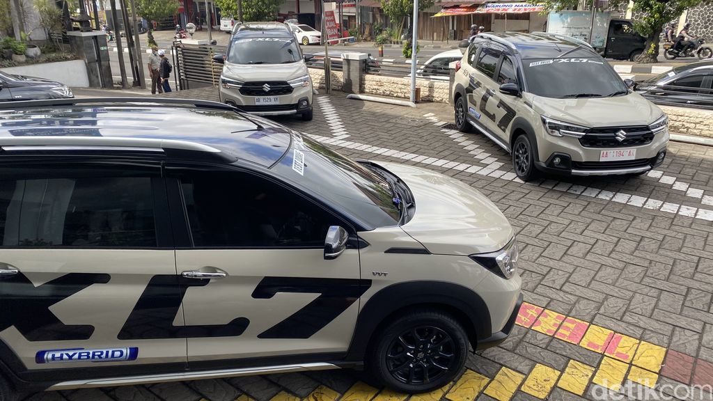 Suzuki XL7 Hybrid.