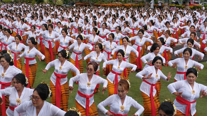 Umat Hindu menampilkan Tari Rejang Giri Putri di Pura Lingga Bhuwana, Pusat Pemerintahan Kabupaten Badung, Bali, Senin (3/7/2023). Pementasan tarian sakral tersebut diikuti 2.500 orang dalam rangkaian upacara persembahyangan pada hari suci purnama sasih kasa di pura itu. ANTARA FOTO/Nyoman Hendra Wibowo/nz