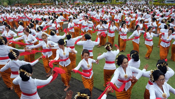 Umat Hindu menampilkan Tari Rejang Giri Putri di Pura Lingga Bhuwana, Pusat Pemerintahan Kabupaten Badung, Bali, Senin (3/7/2023). Pementasan tarian sakral tersebut diikuti 2.500 orang dalam rangkaian upacara persembahyangan pada hari suci purnama sasih kasa di pura itu. ANTARA FOTO/Nyoman Hendra Wibowo/nz