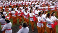 Umat Hindu menampilkan Tari Rejang Giri Putri di Pura Lingga Bhuwana, Pusat Pemerintahan Kabupaten Badung, Bali, Senin (3/7/2023).