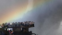 Indahnya panorama air terjun yang bertingkat atau tinggi menjulang menjadi daya tarik tersendiri bagi pelancong.  