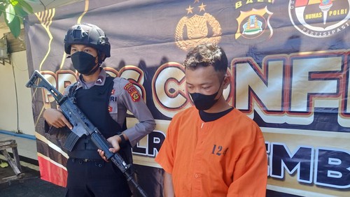 Tersangka pencurian empat ekor sapi di Kabupaten Jembrana saat digiring pihak kepolisian Polres Jembrana, Senin (3/7/2023). (I Putu Adi Budiastrawan/detikBali).