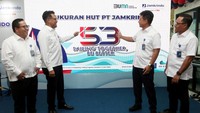 Turut hadir Direktur Kelembagaan dan Layanan PT Jamkrindo Abdul Bari, Direktur Bisnis Penjaminan PT Jamkrindo Henry Panjaitan, Komisaris Utama PT Jamkrindo Krisna Wijaya yang mengenalkan logo HUT Jamkrindo ke-53 tahun.