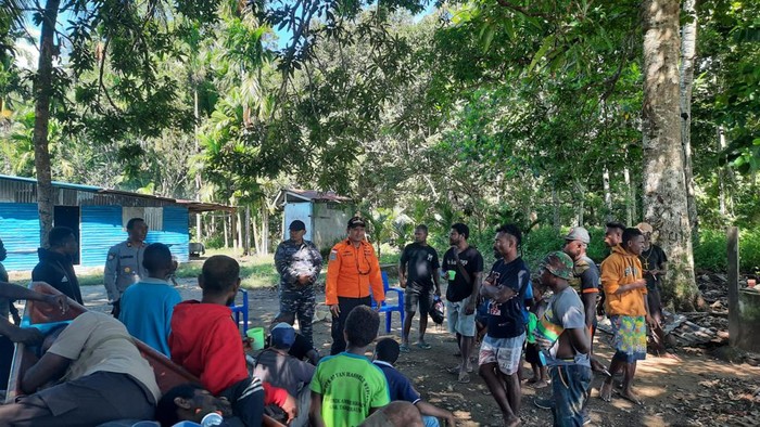 Tim SAR bersama aparat setempat dan masyarakat mulai melakukan proses pencarian korban yang hilang usai lompat ke laut untuk menolong keponakannya.