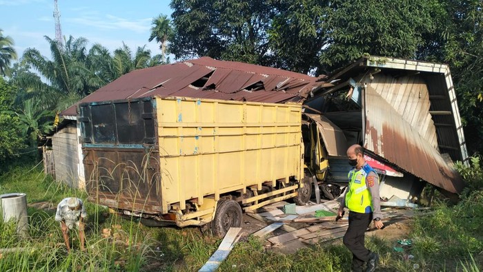 Truk angkutan batu bara menabrak rumah dan kios di Muaro Jambi.