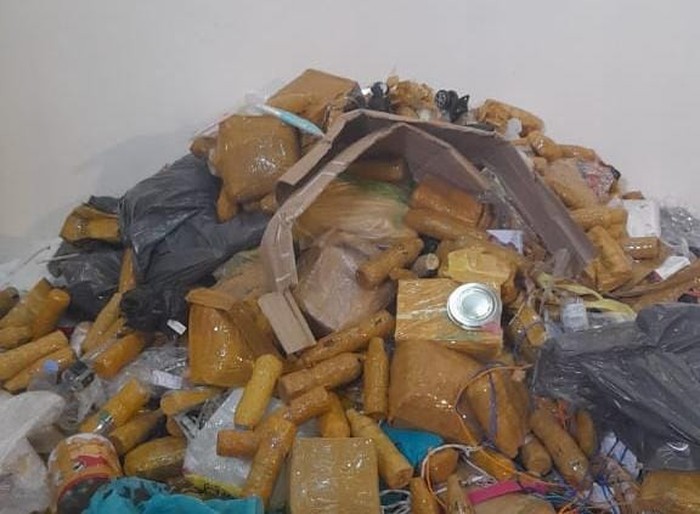 Tumpukan botol air zamzam yang dikemas