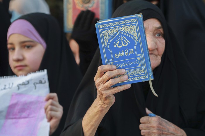 Pendukung ulama muslim Syiah Muqtada al-Sadr menggelar protes di Basra, Irak. Hal ini dilakukan sebagai bentuk protes pembakaran Al-Quran di Swedia.
