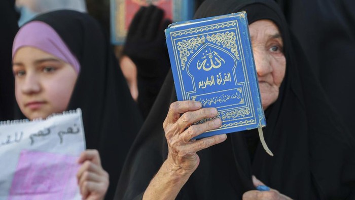Pendukung ulama muslim Syiah Muqtada al-Sadr menggelar protes di Basra, Irak. Hal ini dilakukan sebagai bentuk protes pembakaran Al-Quran di Swedia.