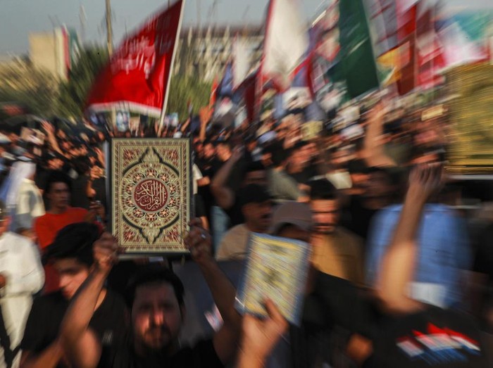Pendukung ulama muslim Syiah Muqtada al-Sadr menggelar protes di Basra, Irak. Hal ini dilakukan sebagai bentuk protes pembakaran Al-Quran di Swedia.