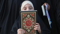 Tampak massa perempuan juga ikut mengikuti aksi tersebut.