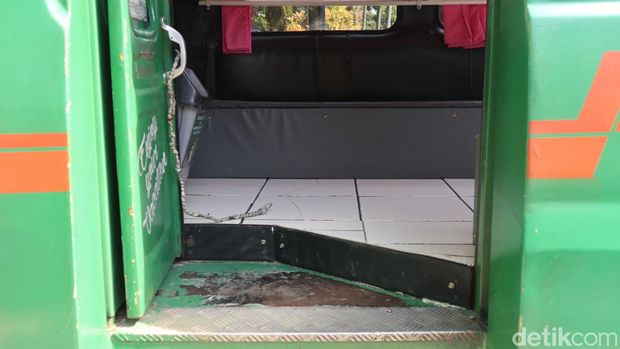 Unik, Ada Angkot Holiday di Bandung yang Dilengkapi Fasilitas 'Mewah'