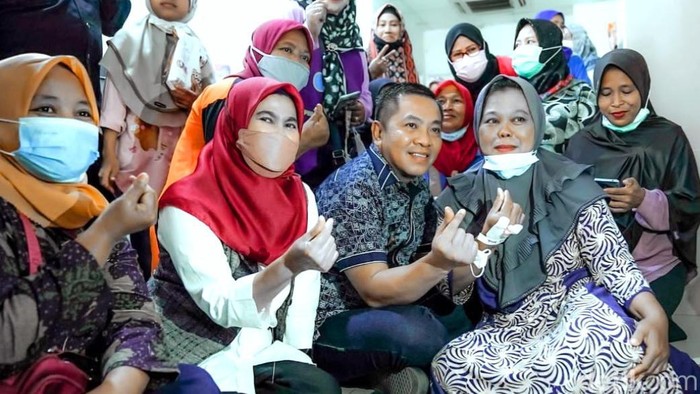 Wakil Bupati Karawang Aep Syaepulloh saat bersilaturahmi dengan kader petugas lapangan penyuluh keluarga berencana (PLKB)