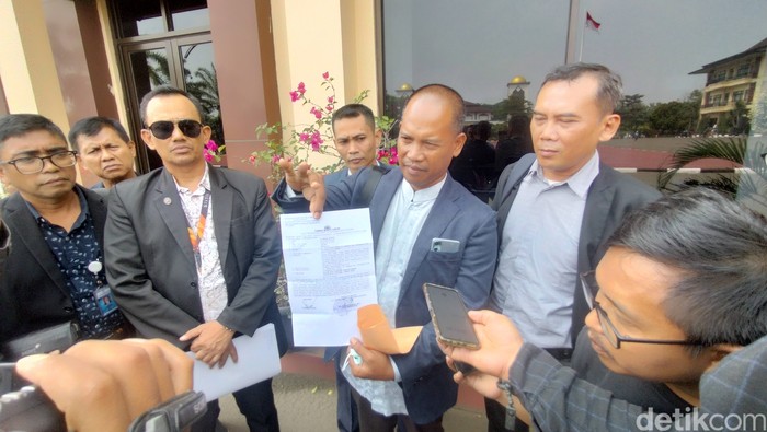 Wali Santri Al Zaytun di Polda Banten, melaporkan pendiri NII Crisis Center Ken Setiawan dan YouTuber Herri Pras. 3 Juli 2023. (Bahtiar Rifai/detikcom)