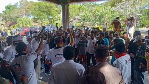 Ratusan orang warga Gilimanuk yang terhimpun dalam Aliansi Masyarakat Peduli Tanah Gilimanuk (AMTAG) saat mendatangi kantor Dewan Perwakilan Rakyat Daerah (DPRD) Kabupaten Jembrana, Senin (3/7/2023).