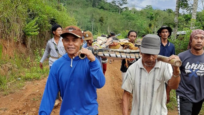Warga sakit di Kabupaten Kepahiang, Bengkulu digotong karena jalan rusak. (Foto; Istimewa)