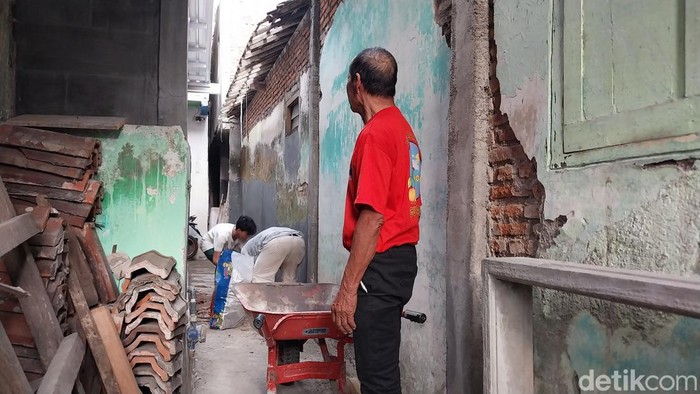 Warga yang genting rumahnya rusak belanja material dengan uang ganti rugi dari pemuda yang masuk rumah temannya lewat atap.