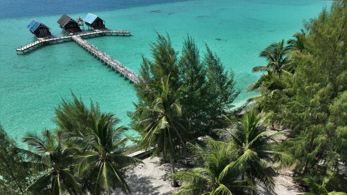 Foto udara fasilitas villa di Pulau Bokori di Kecamatan Soropia, Konawe, Sulawesi Tenggara, Senin (3/7/2023).  Wisata pantai Pulau Bokori masuk dalam tujuh destinasi pariwisata prioritas provinsi Sulawesi Tenggara penyangga kawasan strategis pariwisata nasional Wakatobi dengan keunikan pasir putih dan ratusan pohon cemara tumbuh rapi yang mengelilingi pulau tersebut. ANTARA FOTO/jojon/aww.